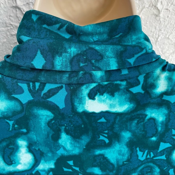 Express Stretchy Close Neck Top Sz L - Picture 4 of 10